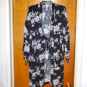 NWOT, Kimono top.Ties in center.
